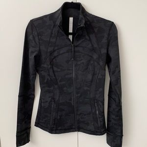 LULULEMON - DEFINE JACKET LUON - SIZE 6 / CAMO